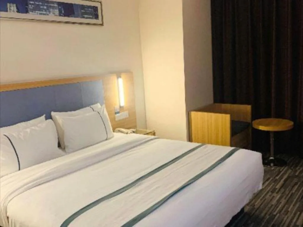 Bed in City Comfort Inn Deyang Shifang Yonghu Park