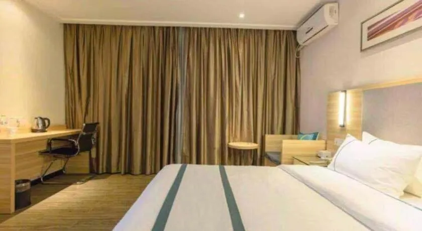 Bed in City Comfort Inn Deyang Shifang Yonghu Park