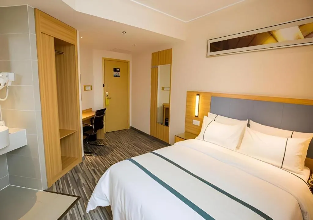 Bed in City Comfort Inn Deyang Shifang Yonghu Park