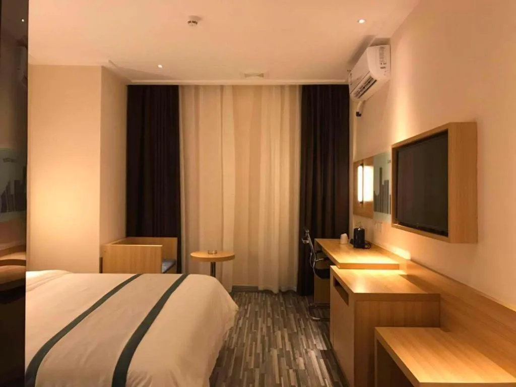 Bed in City Comfort Inn Deyang Shifang Yonghu Park