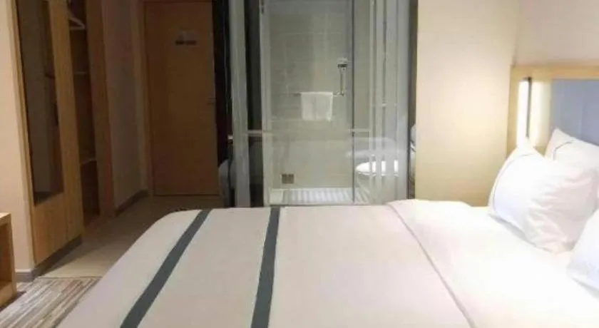 Bed in City Comfort Inn Deyang Shifang Yonghu Park