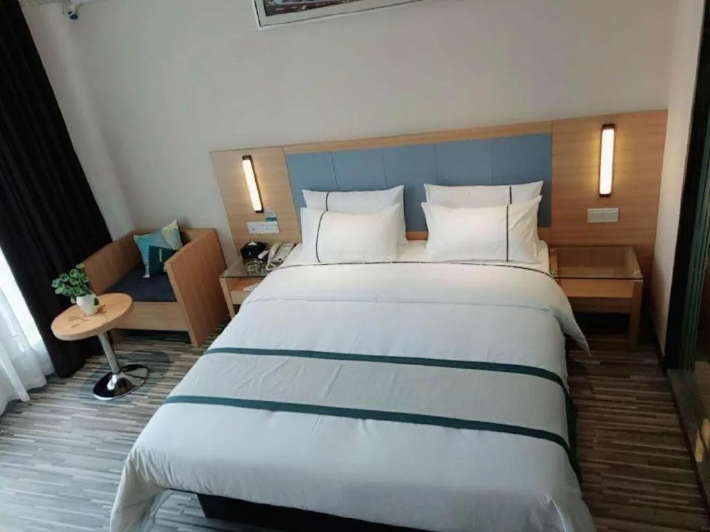 Bed in City Comfort Inn Deyang Shifang Yonghu Park