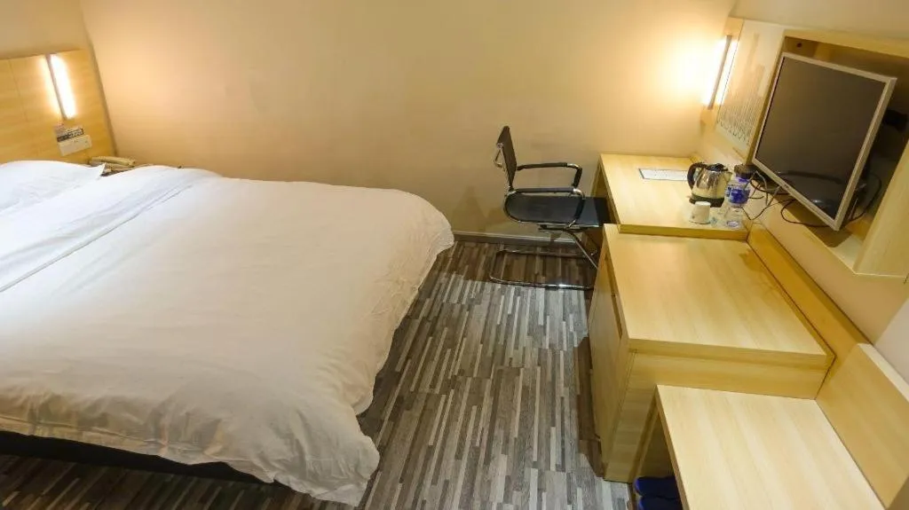 Bed in City Comfort Inn Huizhou Huiyang High-speed Railway Station