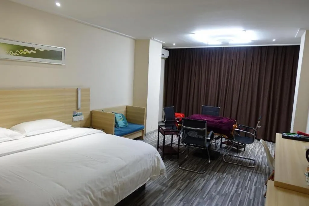 Bed in City Comfort Inn Huizhou Huiyang High-speed Railway Station
