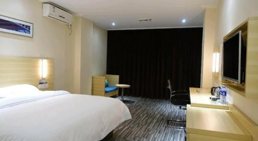 Bed in City Comfort Inn Huizhou Huiyang High-speed Railway Station
