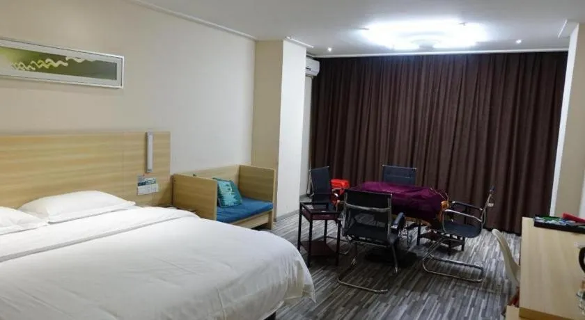 Bed in City Comfort Inn Huizhou Huiyang High-speed Railway Station