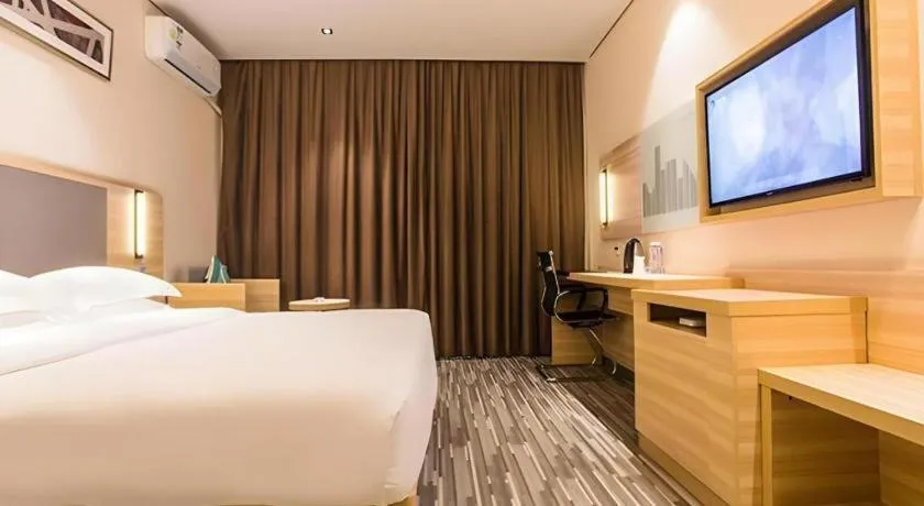 Bed in City Comfort Inn Wuzhou Arcade City Sanzongfu