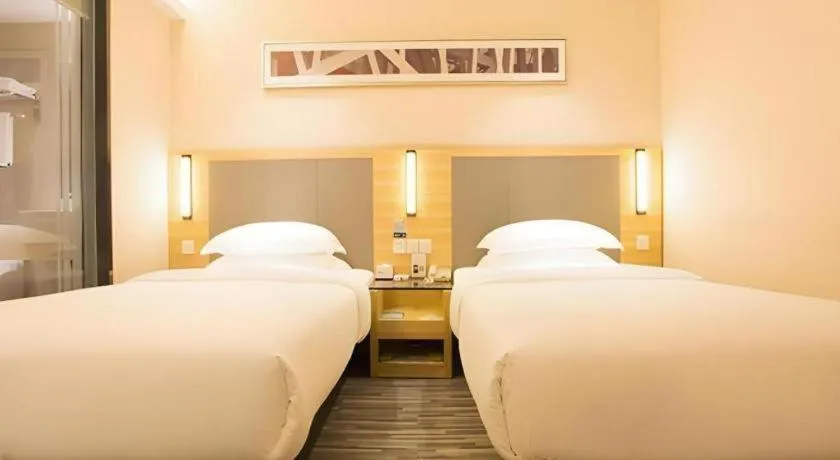 Bed in City Comfort Inn Wuzhou Arcade City Sanzongfu