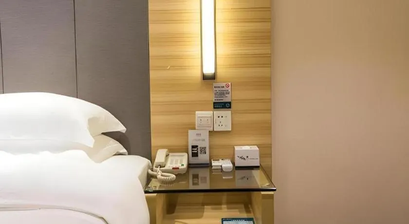 Bed in City Comfort Inn Wuzhou Arcade City Sanzongfu