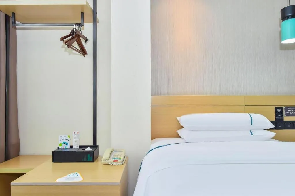 Bed in City Comfort Inn Guiyang North High Speed Railway Station