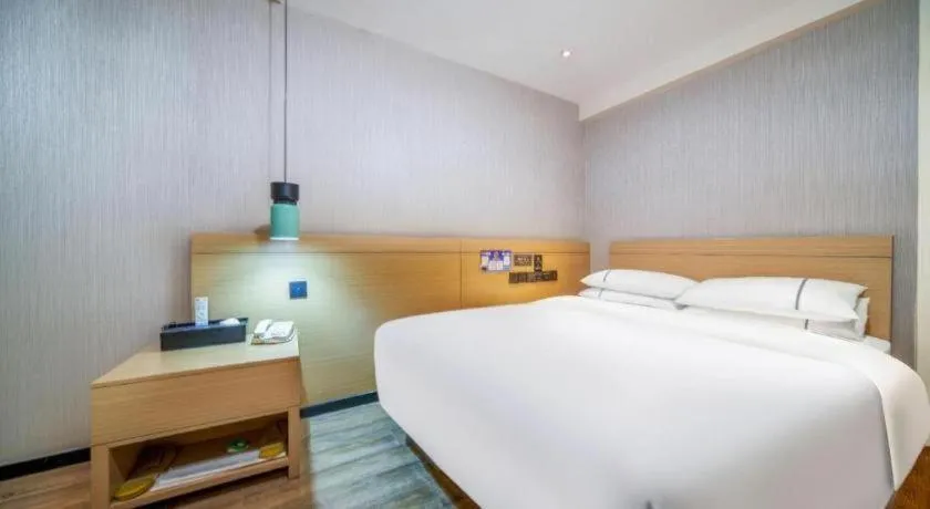 Bed in City Comfort Inn Guiyang North High Speed Railway Station