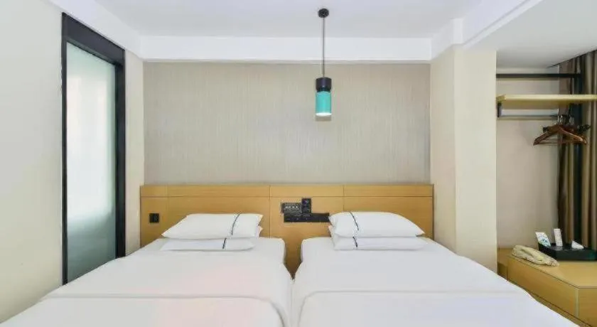 Bed in City Comfort Inn Guiyang North High Speed Railway Station