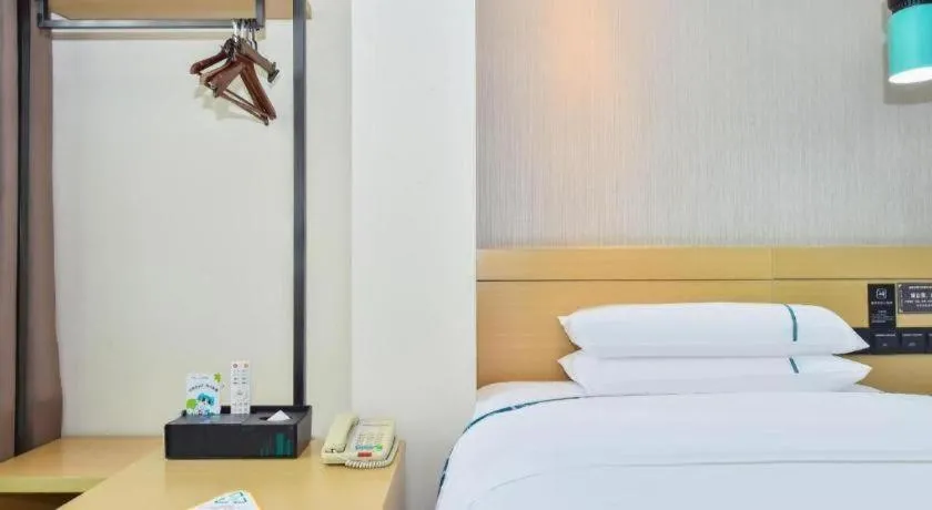 Bed in City Comfort Inn Guiyang North High Speed Railway Station