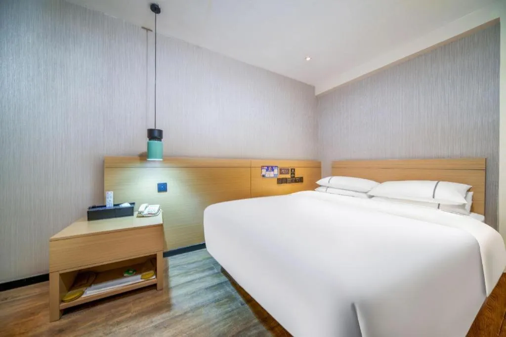 Bed in City Comfort Inn Guiyang North High Speed Railway Station