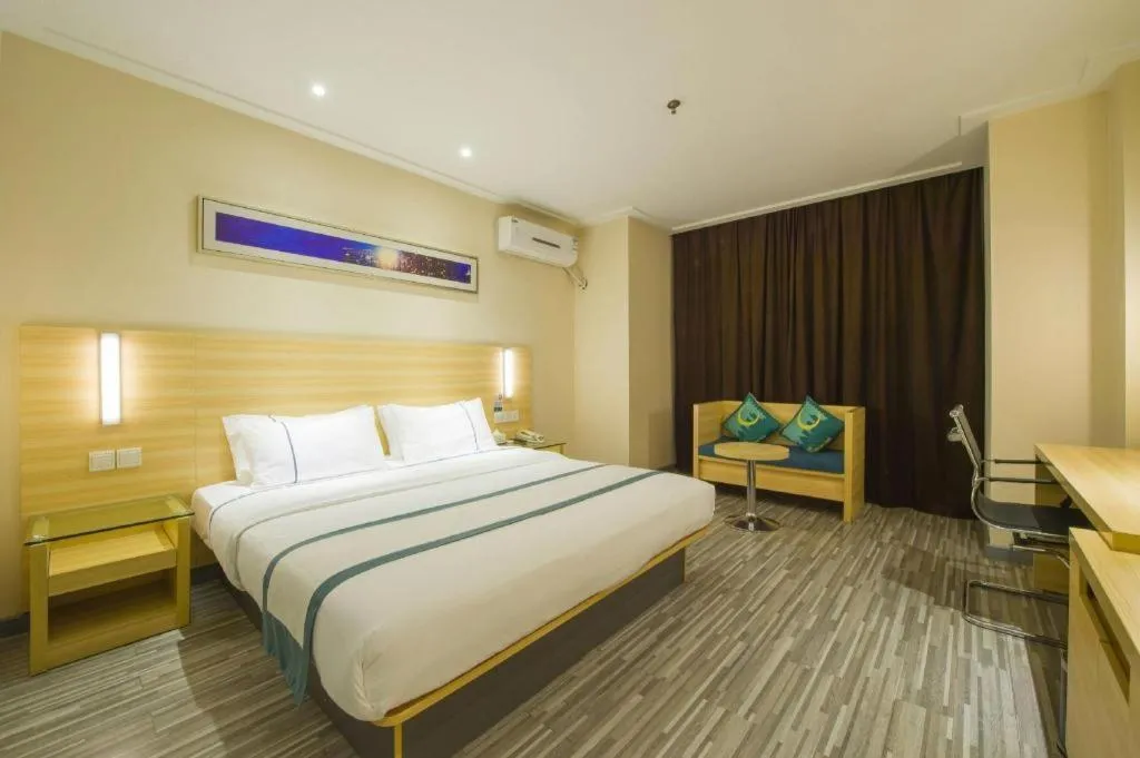 Bed in City Comfort Inn Huanggang Dongmen Road Wanda Plaza