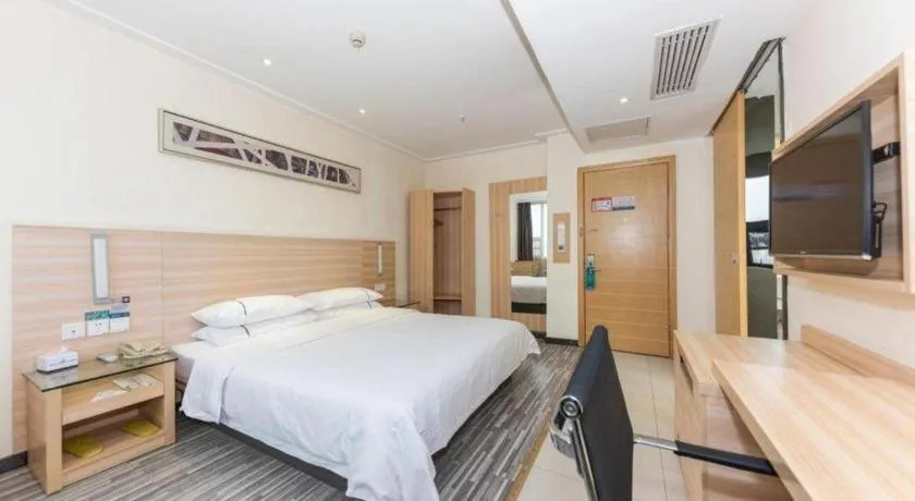 Bed in City Comfort Inn Huanggang Dongmen Road Wanda Plaza