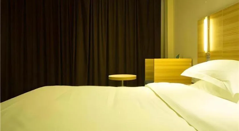 Bed in City Comfort Inn Huanggang Dongmen Road Wanda Plaza