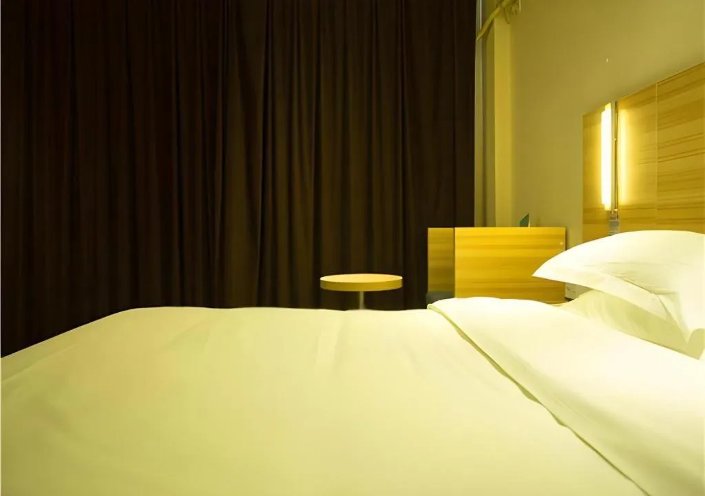 Bed in City Comfort Inn Huanggang Dongmen Road Wanda Plaza