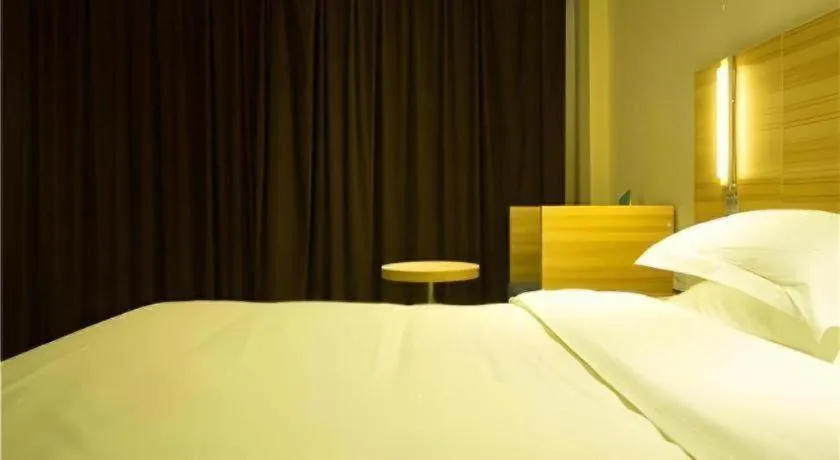 Bed in City Comfort Inn Huanggang Dongmen Road Wanda Plaza