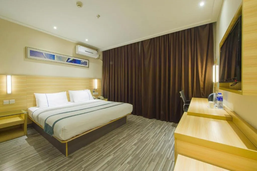 Bed in City Comfort Inn Huanggang Dongmen Road Wanda Plaza