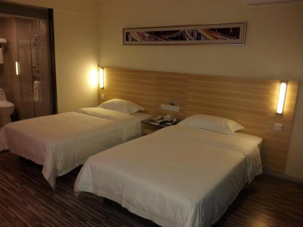 Bed in City Comfort Inn Huanggang Dongmen Road Wanda Plaza