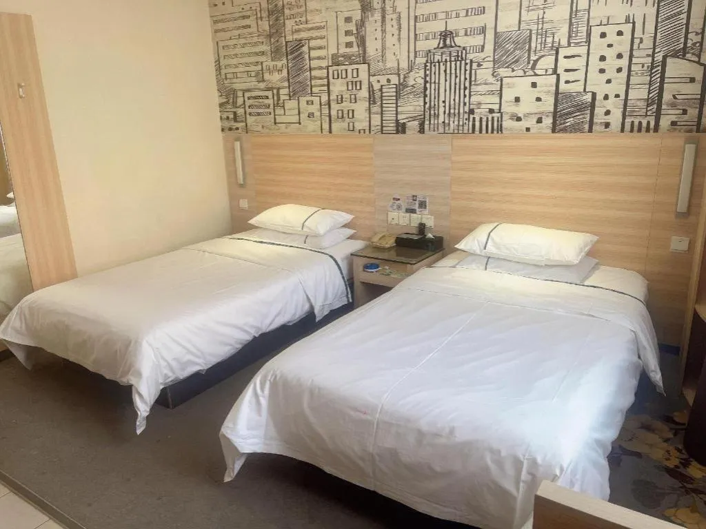 Bed in City Comfort Inn Huanggang Dongmen Road Wanda Plaza