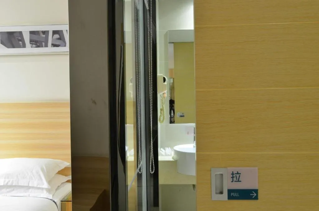 Bed in City Comfort Inn Wuhan Guanggu Finance Port