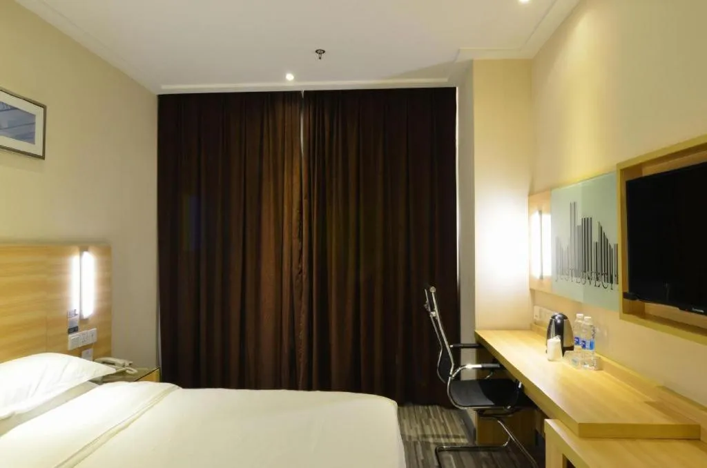 Bed in City Comfort Inn Wuhan Guanggu Finance Port