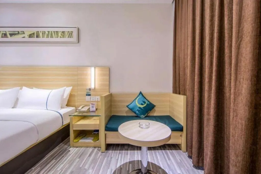 Bed in City Comfort Inn Zhuhai Hengqin Ocean Kingdom Huafa Shangdu