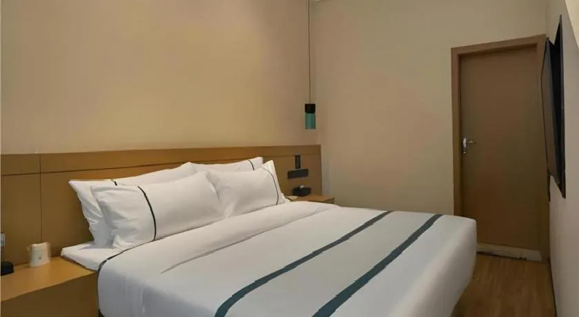 Bed in City Comfort Inn Liuzhou Wuling Liutai Road