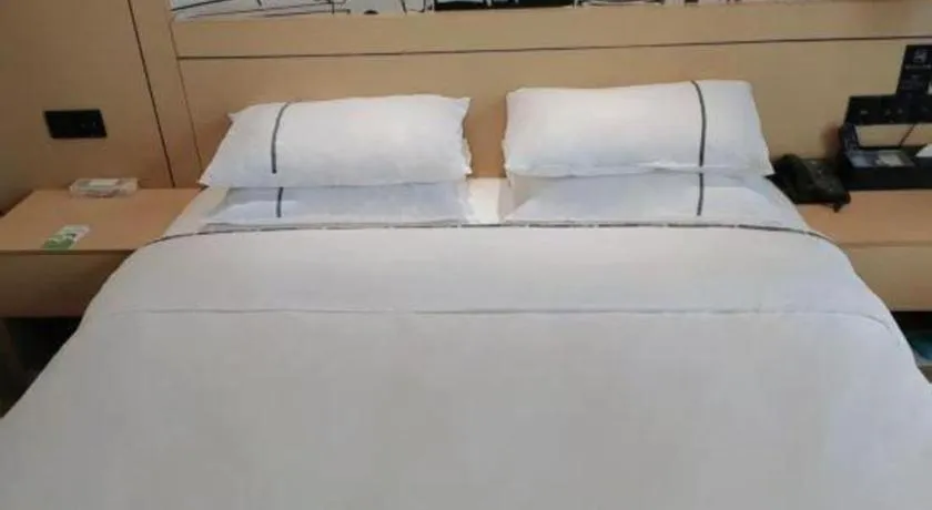 Bed in City Comfort Inn Meishan Wanda Plaza