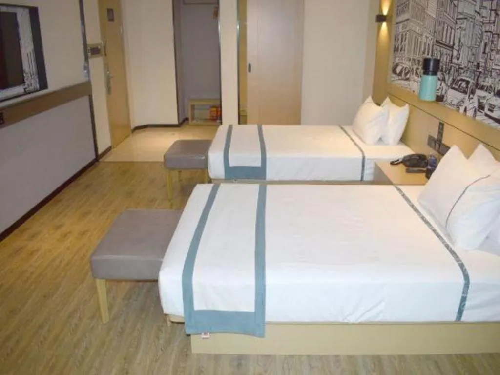 Bed in City Comfort Inn Meishan Wanda Plaza