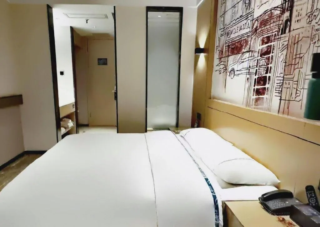 Bed in City Comfort Inn Meishan Wanda Plaza