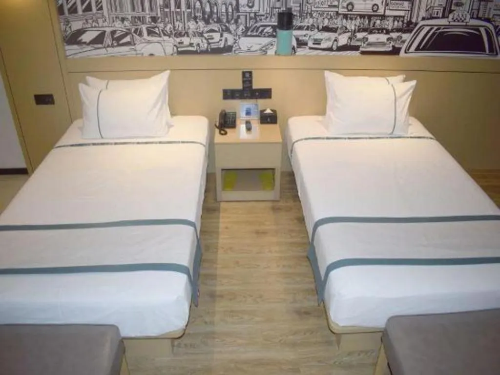 Bed in City Comfort Inn Meishan Wanda Plaza