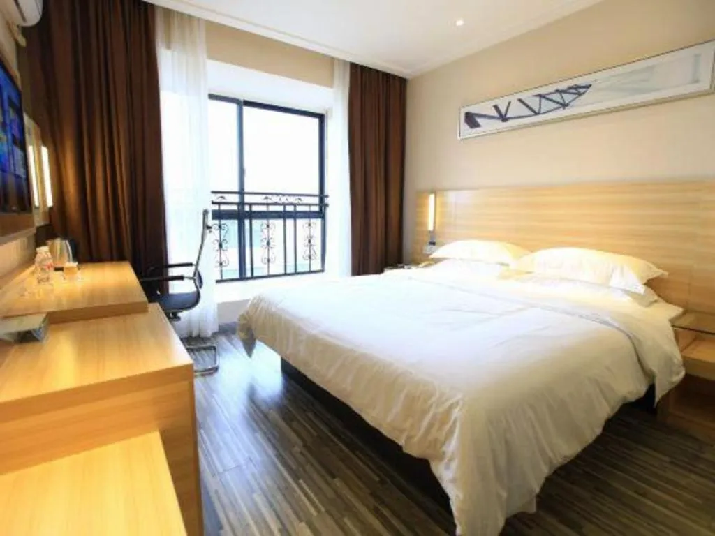 Bed in City Comfort Inn Guilin North High Speed Railway Station Square