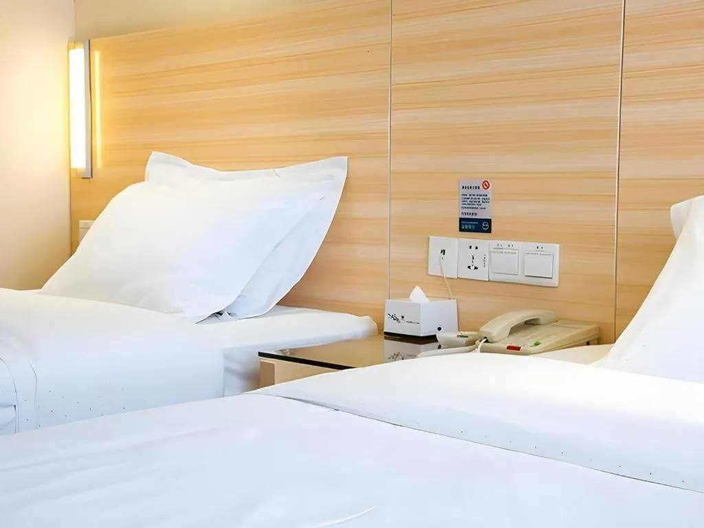 Bed in City Comfort Inn Guilin North High Speed Railway Station Square