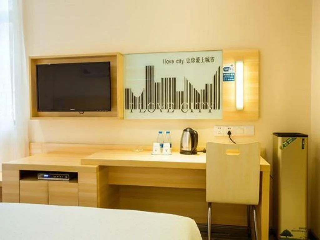 Bed in City Comfort Inn Guilin North High Speed Railway Station Square