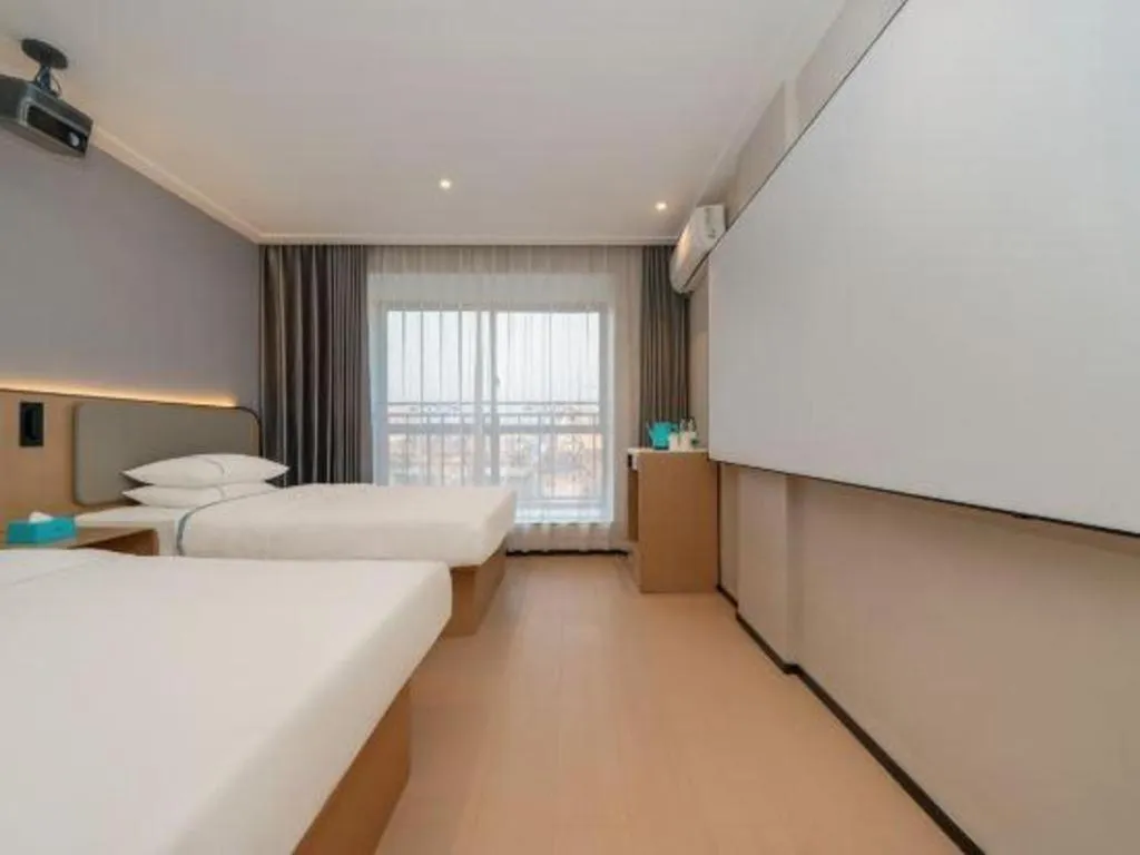 Bed in City Comfort Inn Guilin North High Speed Railway Station Square