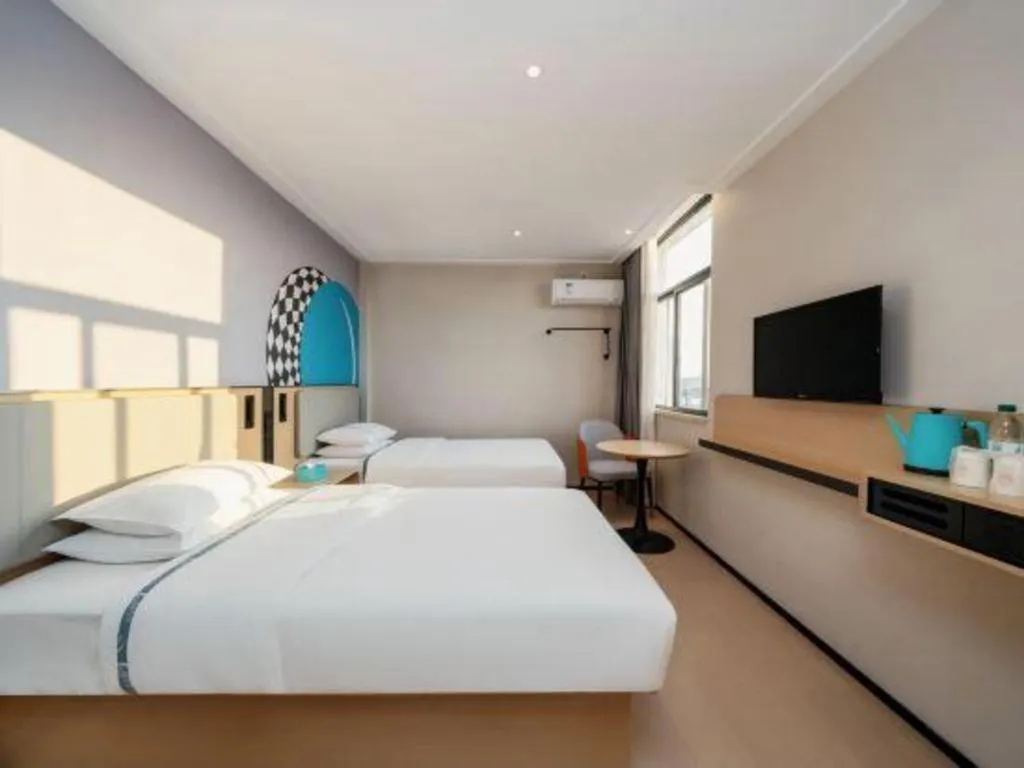 Bed in City Comfort Inn Guilin North High Speed Railway Station Square