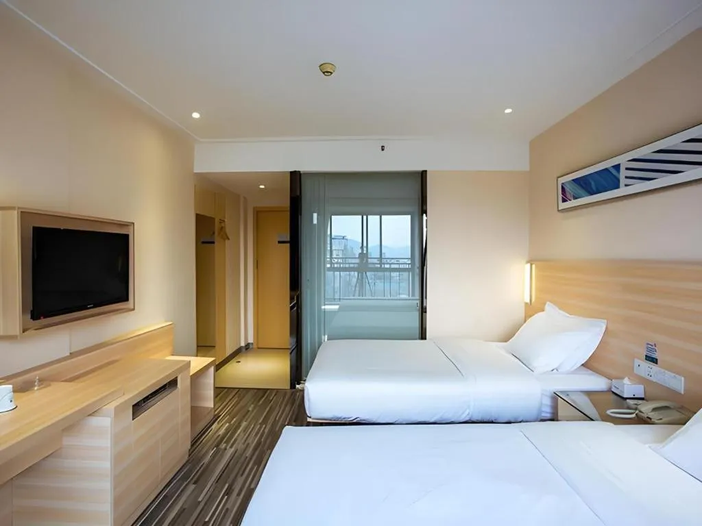 Bed in City Comfort Inn Guilin North High Speed Railway Station Square