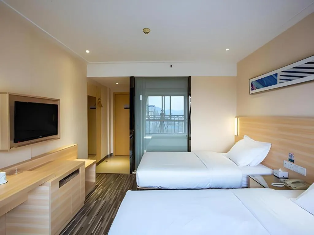 Bed in City Comfort Inn Guilin North High Speed Railway Station Square