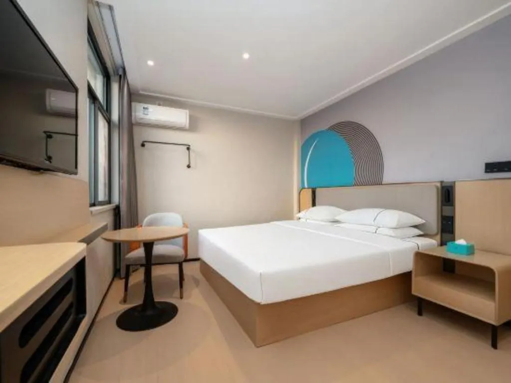 Bed in City Comfort Inn Guilin North High Speed Railway Station Square