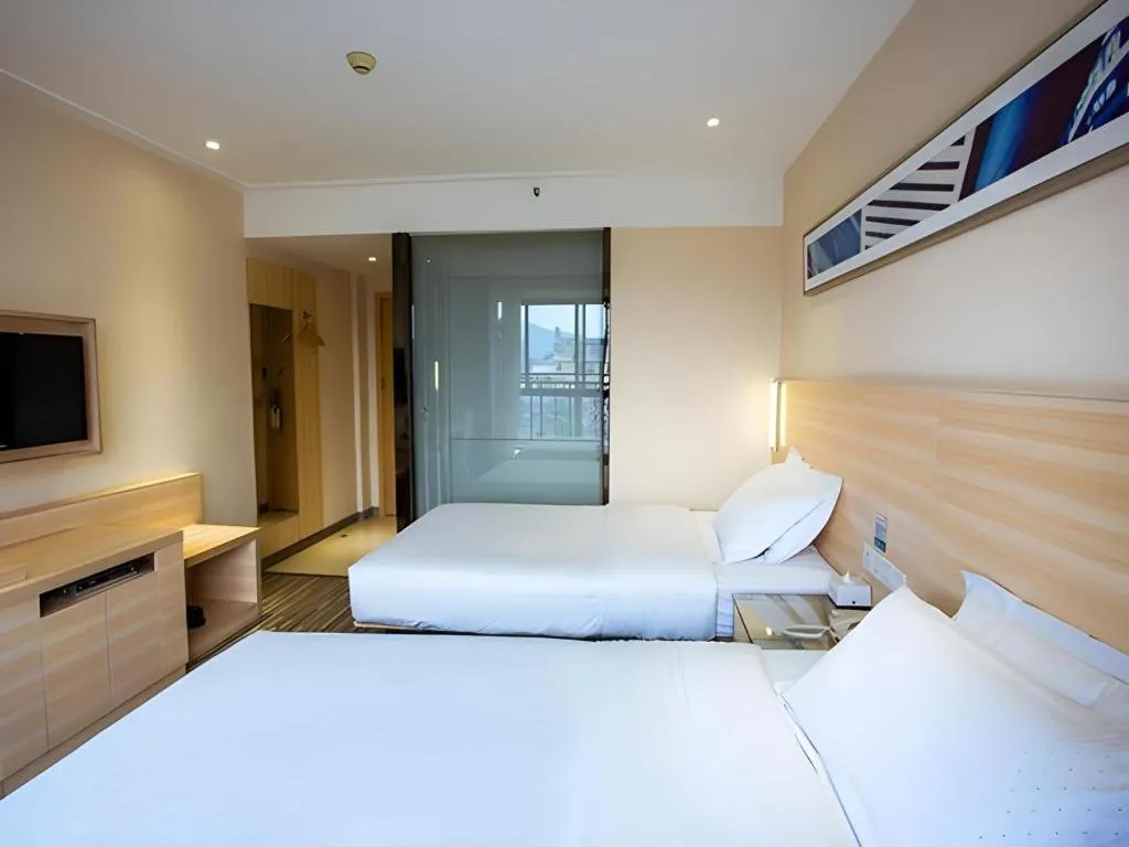 Bed in City Comfort Inn Guilin North High Speed Railway Station Square
