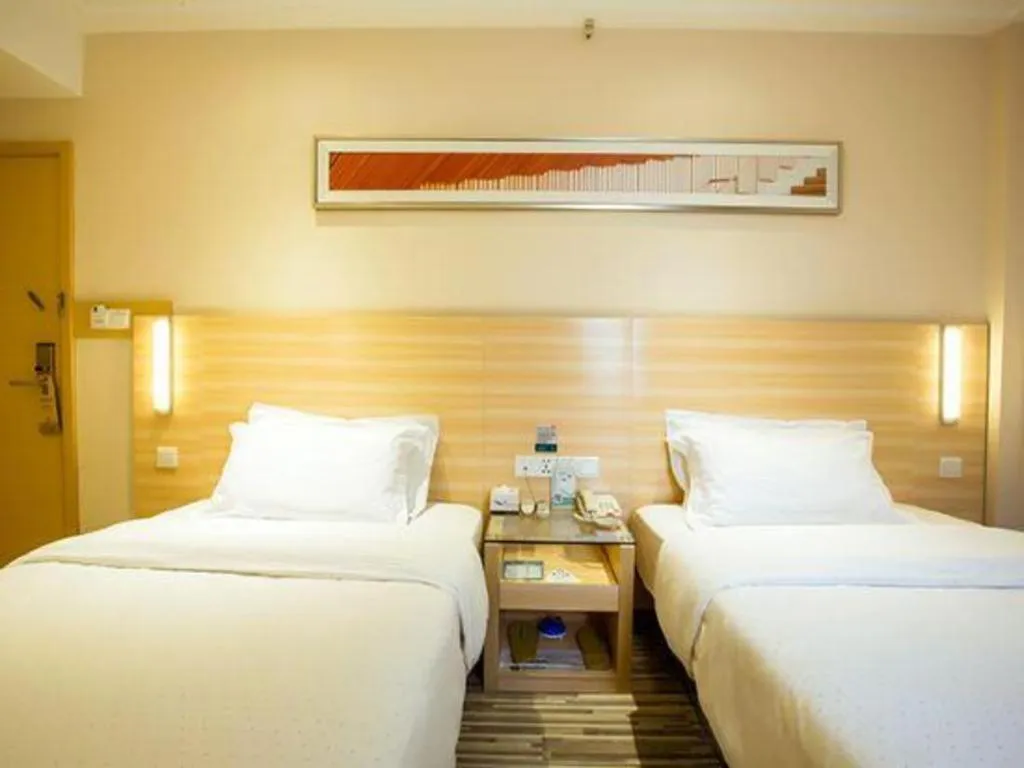 Bed in City Comfort Inn Guilin North High Speed Railway Station Square