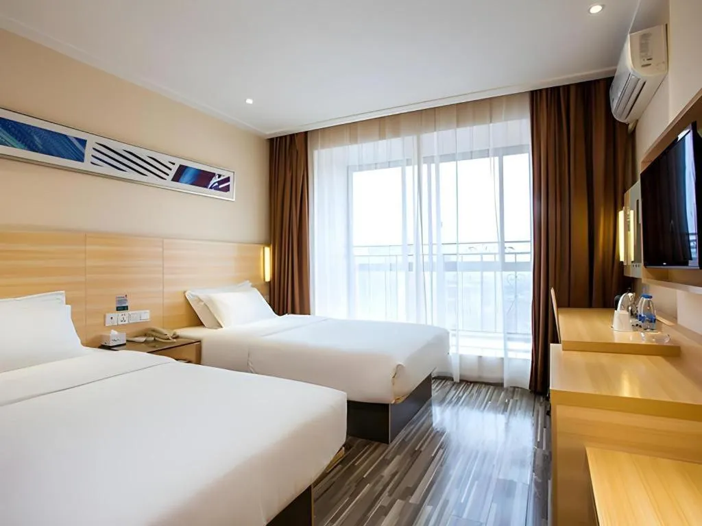 Bed in City Comfort Inn Guilin North High Speed Railway Station Square