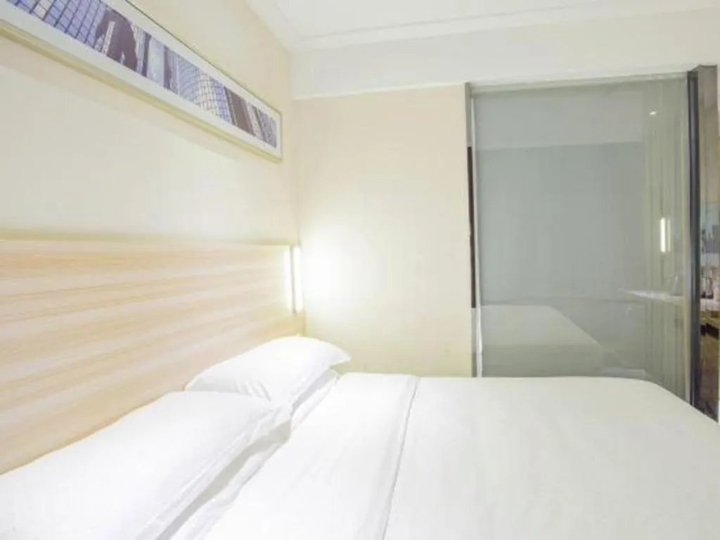 Bed in City Comfort Inn Hechi Bama Shouxiang Avenue