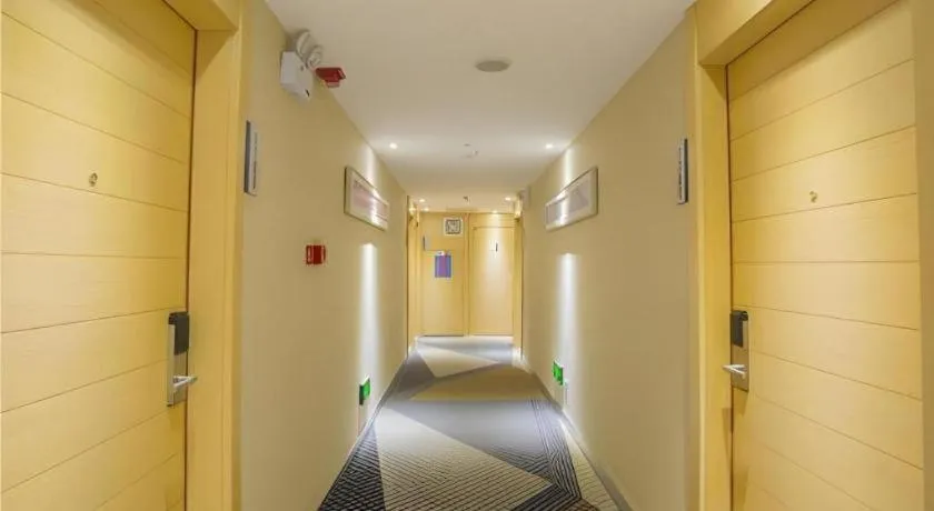 Bed in City Comfort Inn Hechi Bama Shouxiang Avenue