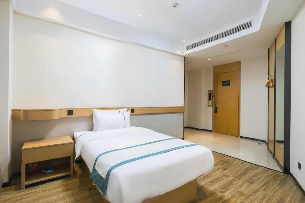 Bed in City Comfort Inn Taizhou Wanda Plaza