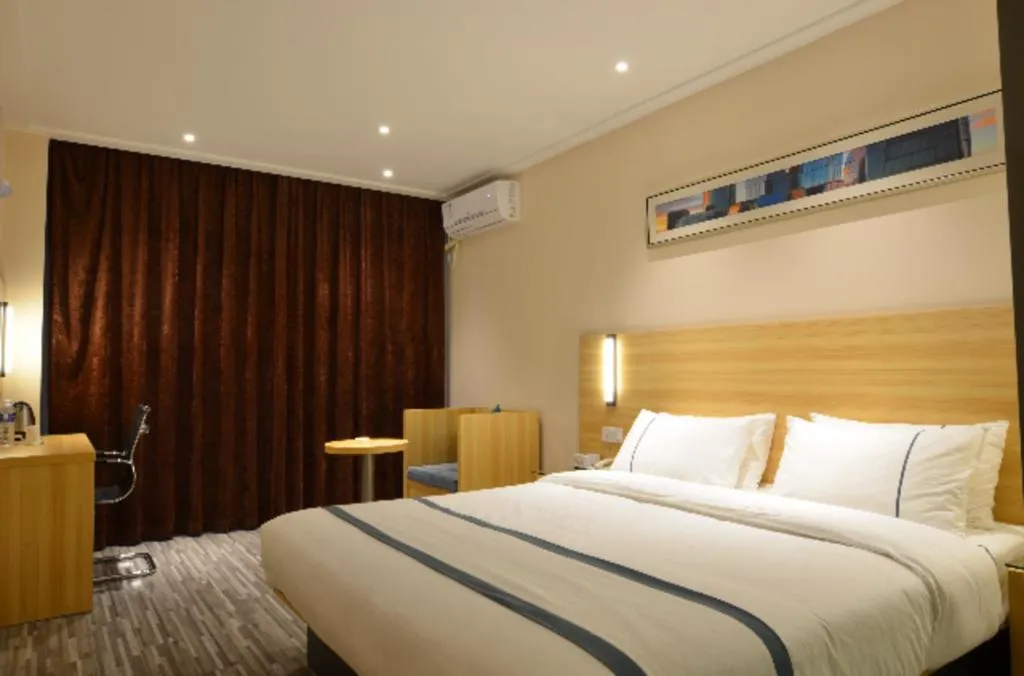 Bed in City Comfort Inn Huanggang Qichun Exhibition Center