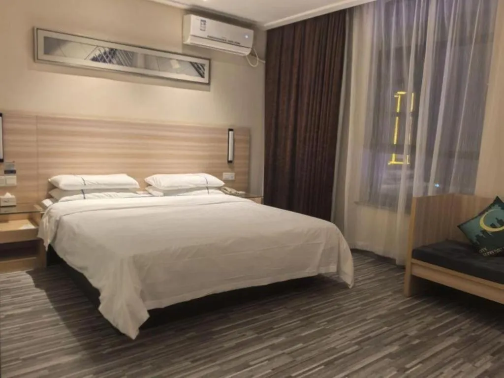 Bed in City Comfort Inn Huanggang Qichun Exhibition Center